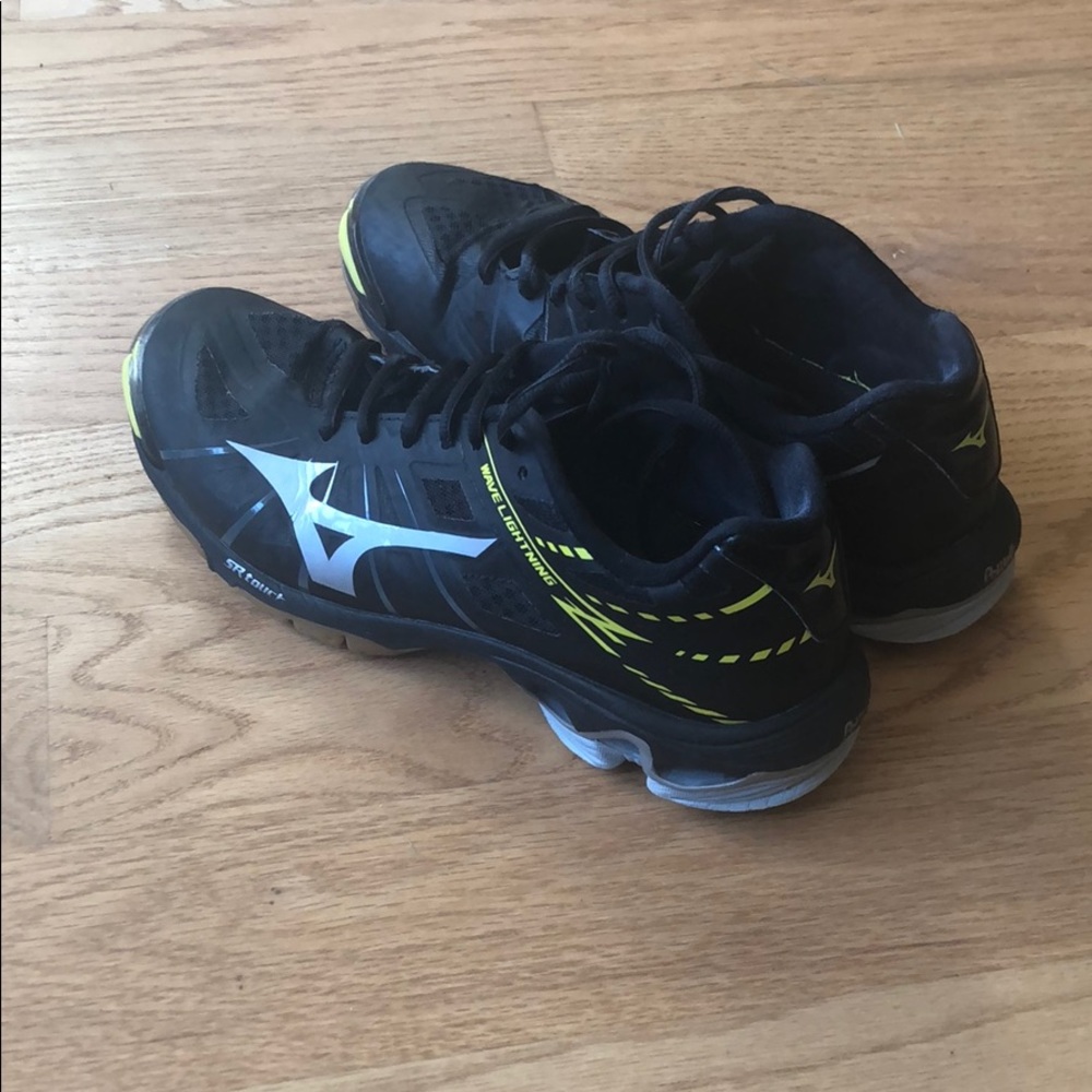 Mizuno Wave Lighting Z volleyball shoe